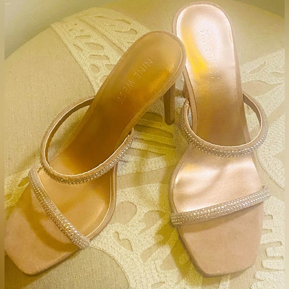 Woman Heels - Picture 3 of 4